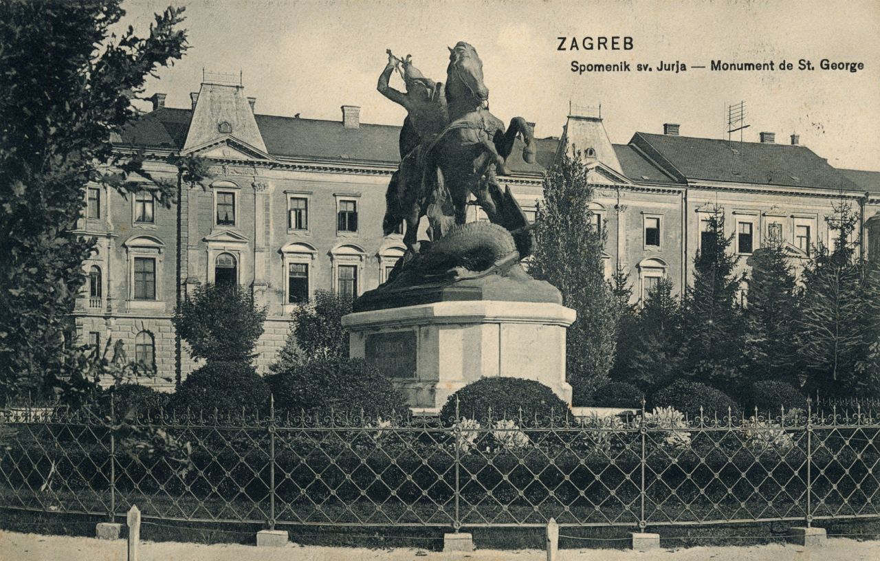 Spomenik 'Sv. Juraj ubija zmaja', rad kipara Antona Dominika Fernkorna, u pozadini Kraljevsko zemaljska obrtna škola (danas ŠPUD i MUO), oko 1908. godine C